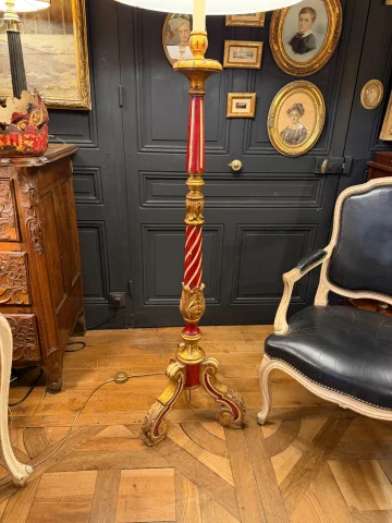 Tripod floor lamp in painted wood, Height 183 cm — Very good condition