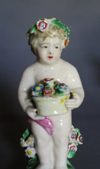 Amours en porcelaine, Angleterre XVIIIe siècle.