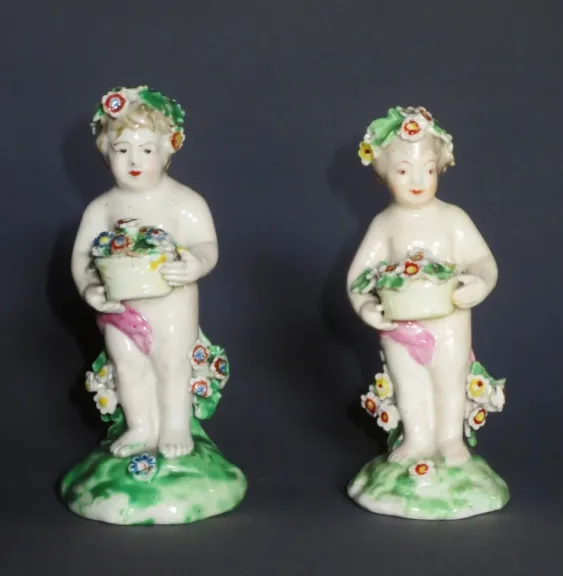 Amours en porcelaine, Angleterre XVIIIe siècle.