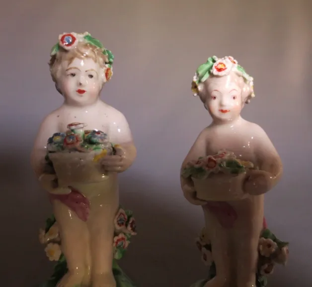 Amours en porcelaine, Angleterre XVIIIe siècle.