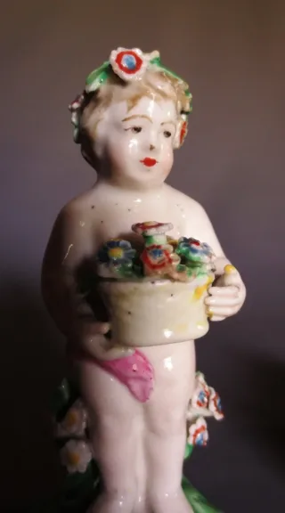 Amours en porcelaine, Angleterre XVIIIe siècle.