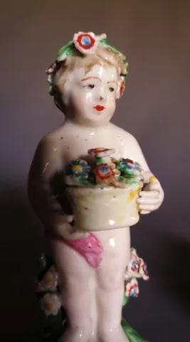 Amours en porcelaine、Angleterre XVIIIesiècle。