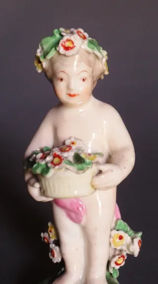 Amours en porcelaine, Angleterre XVIIIe siècle.