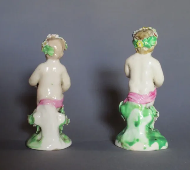 Amours en porcelaine, Angleterre XVIIIe siècle.