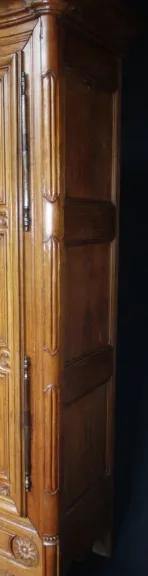 Armoire Louis XV, XVIIIe siècle.