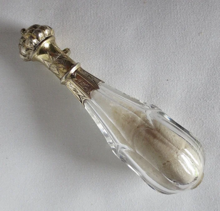 Flacon à sel, cristal et argent, Charles X.