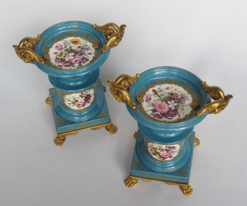 Cassolettes en porcelaine, attribuées à Jacob Petit.