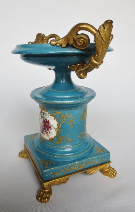 Cassolettes en porcelaine, attribuées à Jacob Petit.