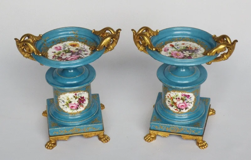 Cassolettes en porcelaine, attribuées à Jacob Petit.