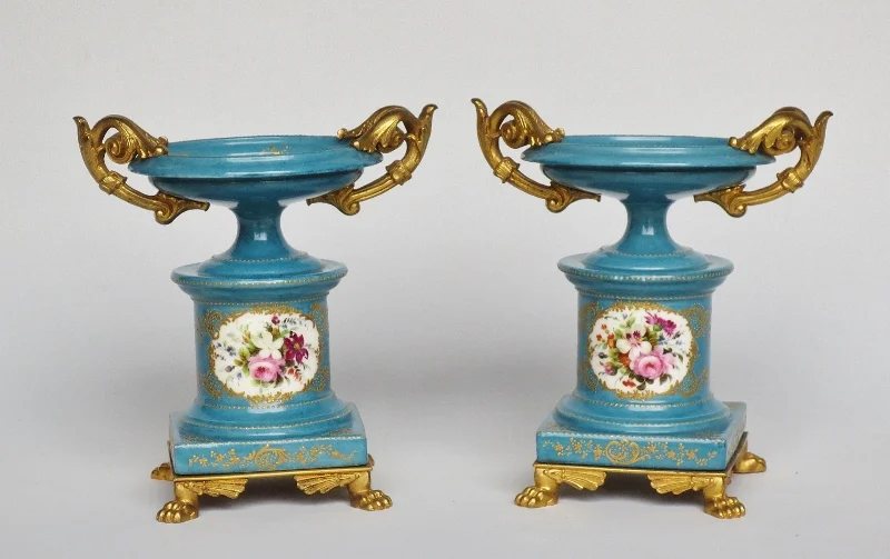 Cassolettes en porcelaine, attribuées à Jacob Petit.