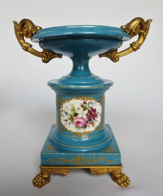Cassolettes en porcelaine, attribuées à Jacob Petit.