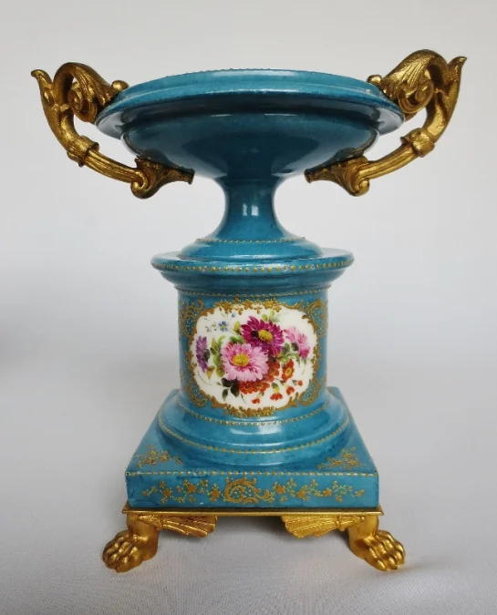 Cassolettes en porcelaine, attribuées à Jacob Petit.