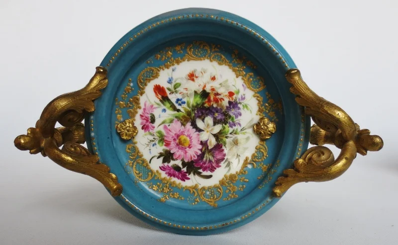 Cassolettes en porcelaine, attribuées à Jacob Petit.
