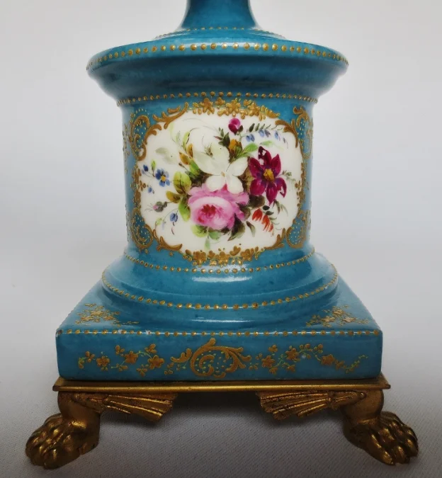 Cassolettes en porcelaine, attribuées à Jacob Petit.