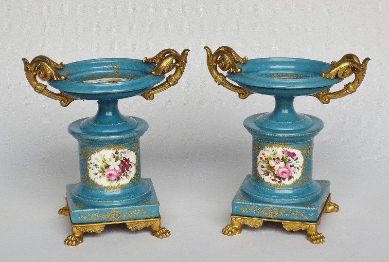 Cassolettes en porcelaine, attribuées à Jacob Petit.