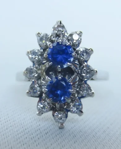 Saphirs et diamants.