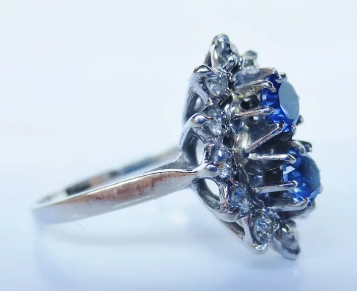 Saphirs et diamants.
