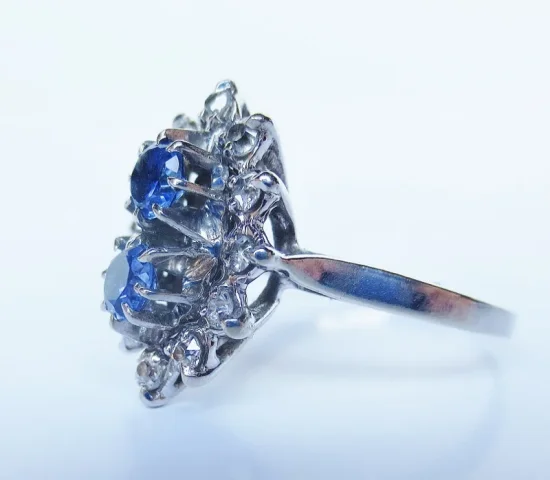 Saphirs et diamants.