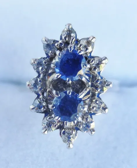 Saphirs et diamants.