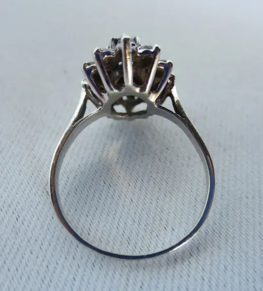 Saphirs et diamants.