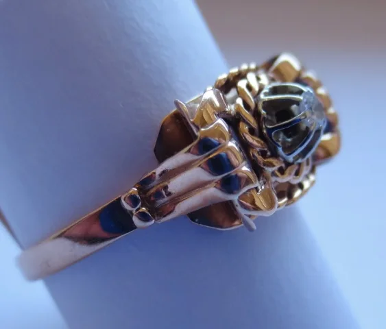 Bague or et diamant.
