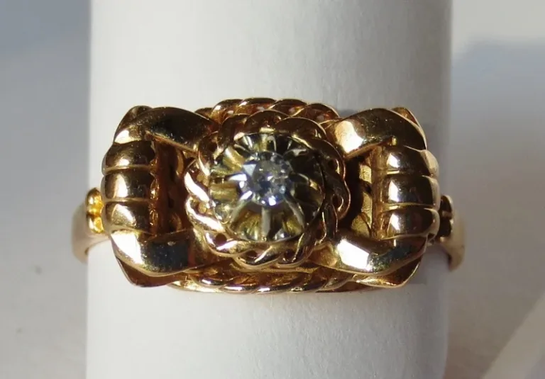 Bague or et diamant.