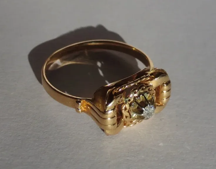 Bague or et diamant.