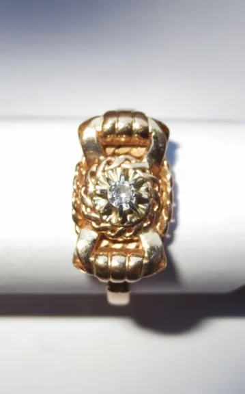 Bague or et diamant.