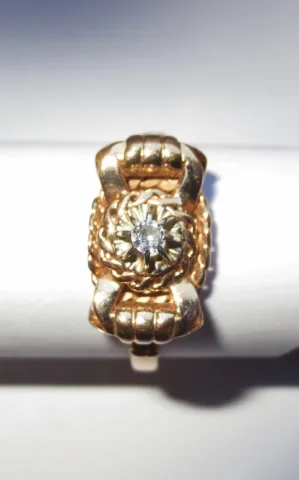 Bague or et diamant.