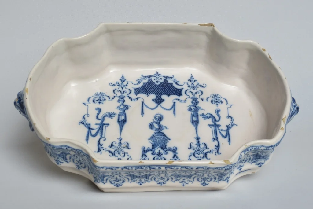 MOUSTIERS FAIENCE BECKEN AUS DEM 18. JAHRHUNDERT