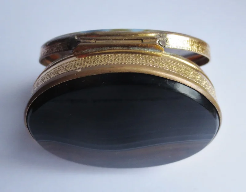 Tabatière en agate.