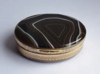 Tabatière en agate.