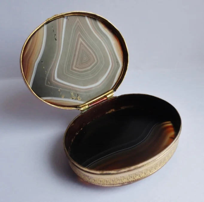 Tabatière en agate.