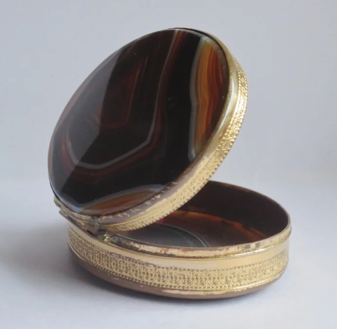 Tabatière en agate.