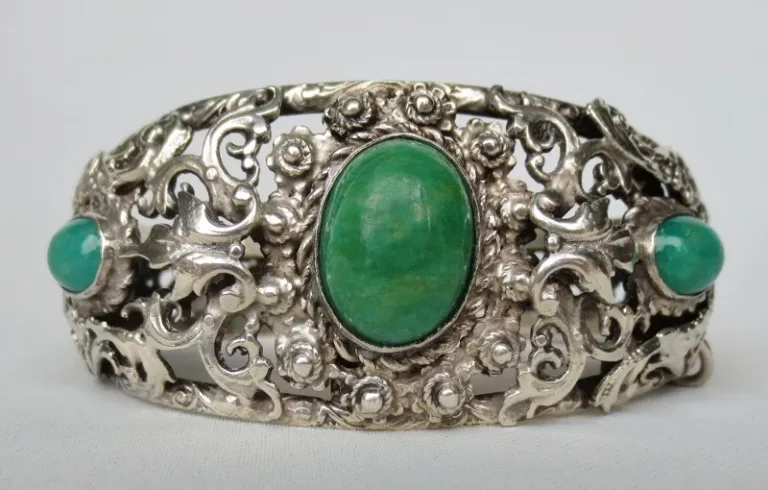 Bracelet en argent massif XIXe siècle.
