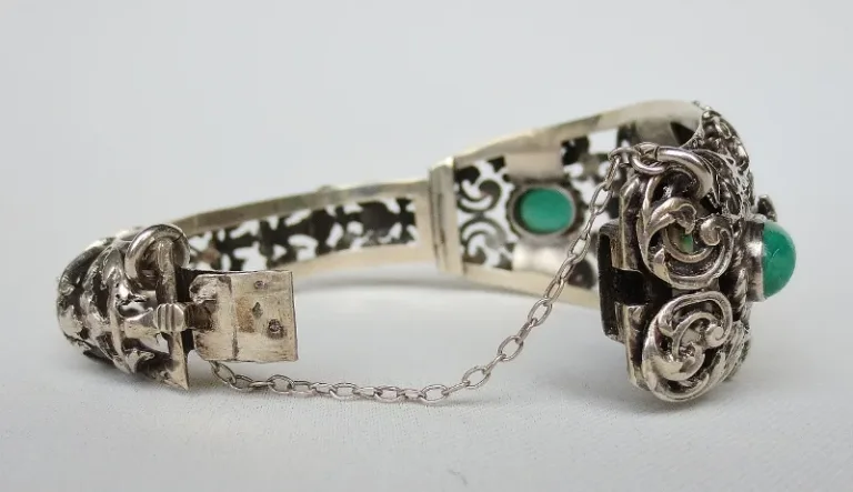 Bracelet en argent massif XIXe siècle.