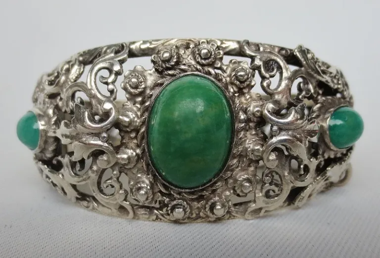 Bracelet en argent massif XIXe siècle.