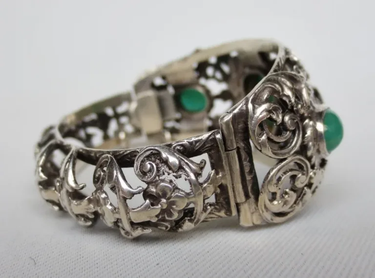 Bracelet en argent massif XIXe siècle.