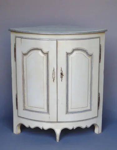 LOUIS XV PERIOD УГЛОВЫЙ ШКАФ