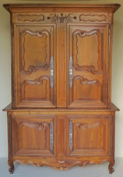 Buffet deux corps en noyer, XVIIIe siècle.
