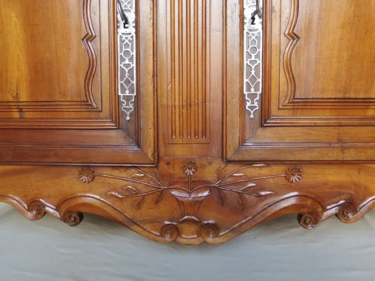 Buffet deux corps en noyer, XVIIIe siècle.