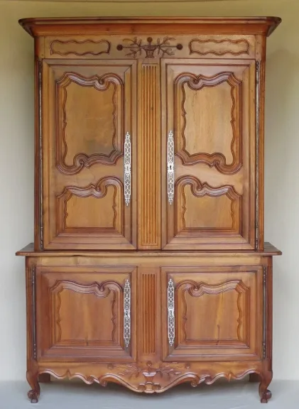 Buffet deux corps en noyer, XVIIIe siècle.