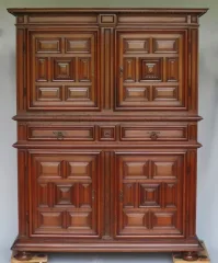 Buffet Louis XIII en noyer.
