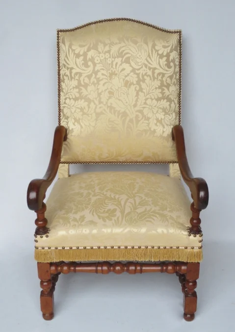 Fauteuil en noyer d'époque Louis XIV.
