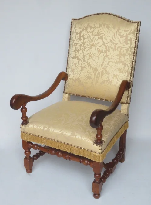 Fauteuil en noyer d'époque Louis XIV.