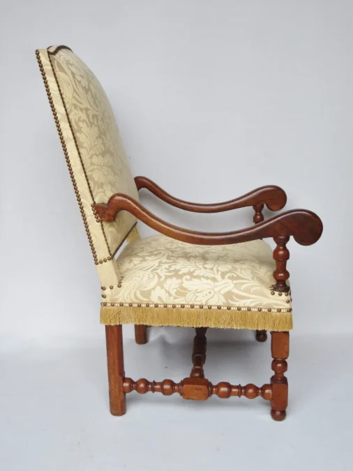 Fauteuil en noyer d'époque Louis XIV.