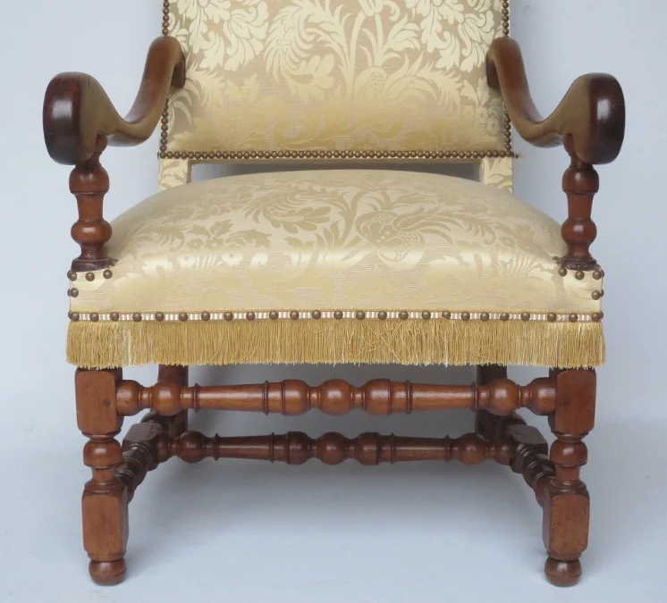 Fauteuil en noyer d'époque Louis XIV.