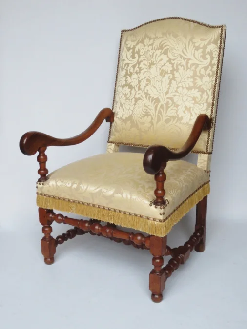 Fauteuil en noyer d'époque Louis XIV.