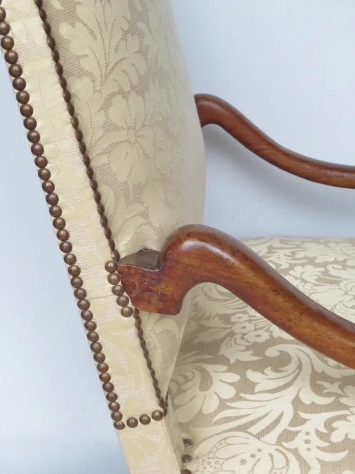 Fauteuil en noyer d'époque Louis XIV.