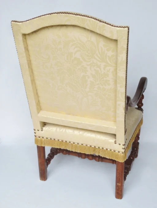 Fauteuil en noyer d'époque Louis XIV.